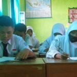 Classmeeting SMP Negeri 1 Kroya Bahagiakan Siswa siswi dengan lomba estafet sarung