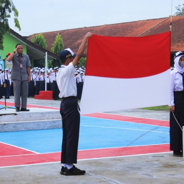 Hari pertama masuk sekolah, SMP Negeri 1 Kroya Melaksanakan Upacara bendera dan pembagian hadiah kepada Siswa-siswi berprestasi.