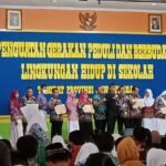 Hari pertama masuk sekolah, SMP Negeri 1 Kroya Melaksanakan Upacara bendera dan pembagian hadiah kepada Siswa-siswi berprestasi.